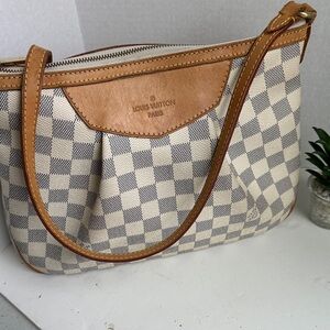 Louis Vuitton Damier Azur Syracuse MM white 
Date codes MI 2171
12” x 9” x 4”